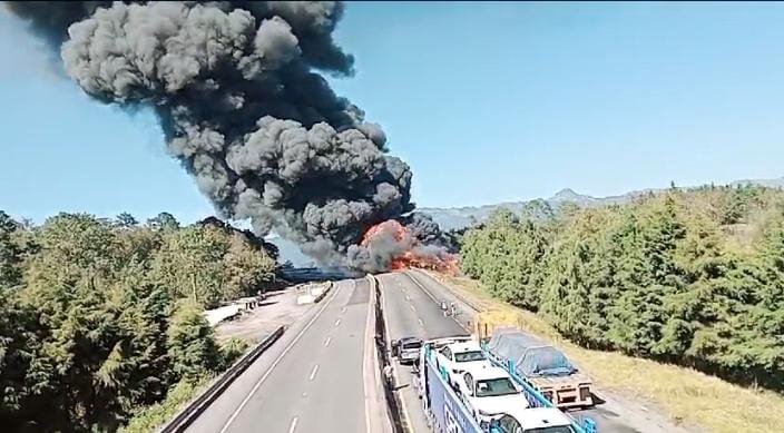 Pipa con material peligroso se incendia tras volcadura en la carretera Perote-Xalapa; no hay víctimas