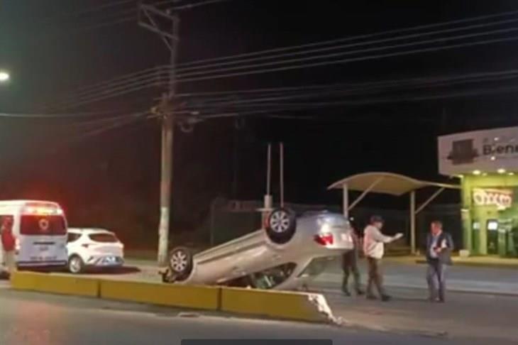 Por ir corriendo, vehículo termina volcado y dos personas heridas en Río Blanco