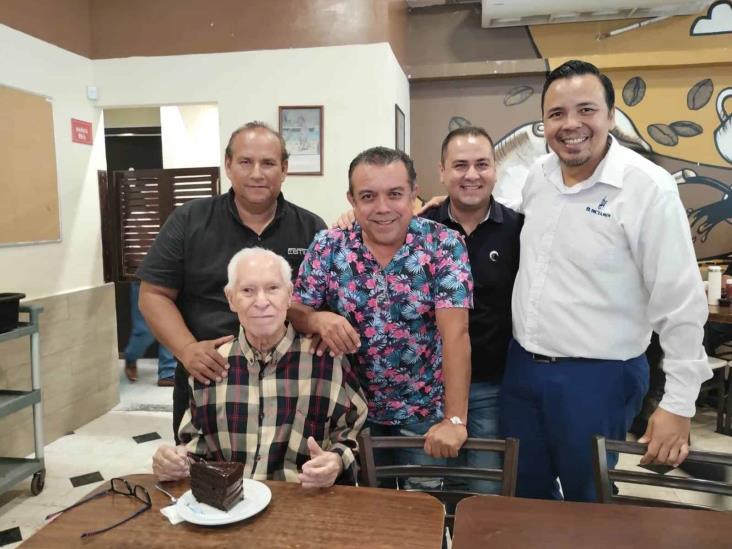 Antonio U. Bayona fue festejado por su cumpleaños 90