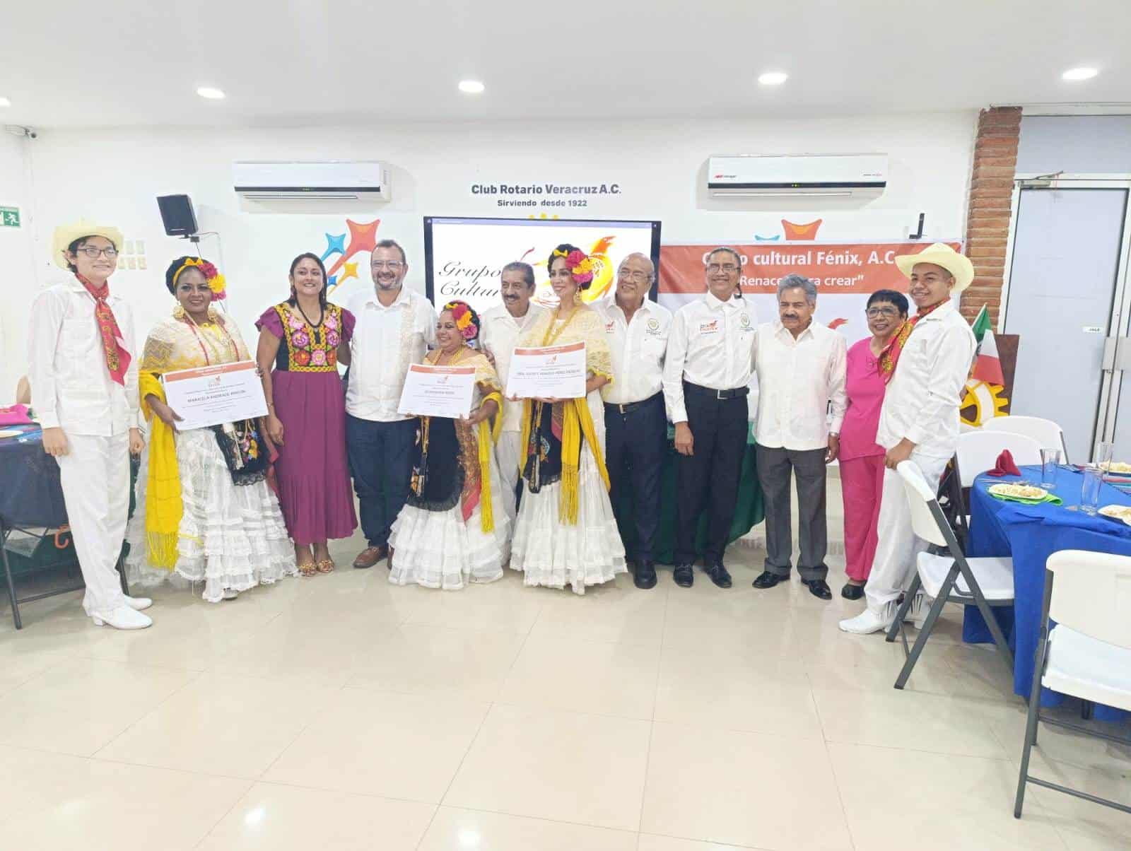 Grupo Cultural Fénix rinde reconocimiento al Ballet Tradiciones de México por 52 años de trayectoria