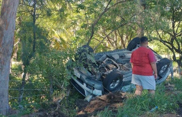 Vuelca camioneta en Alto Lucero, Veracruz