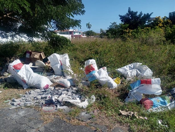 Lote baldío en fraccionamiento Reforma de Veracruz se volvió basurero; vecinos piden cercarlo