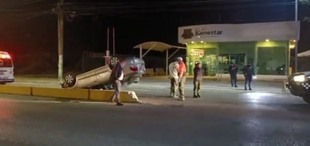 Por ir corriendo, vehículo termina volcado y dos personas heridas en Río Blanco