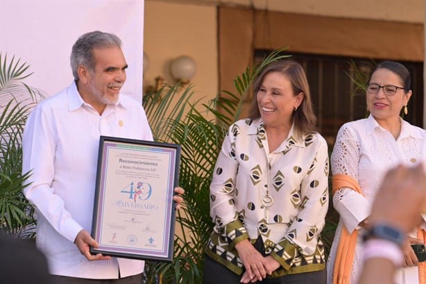 Rocío Nahle aplaude récord del ballet folklórico de la UV con La Bamba