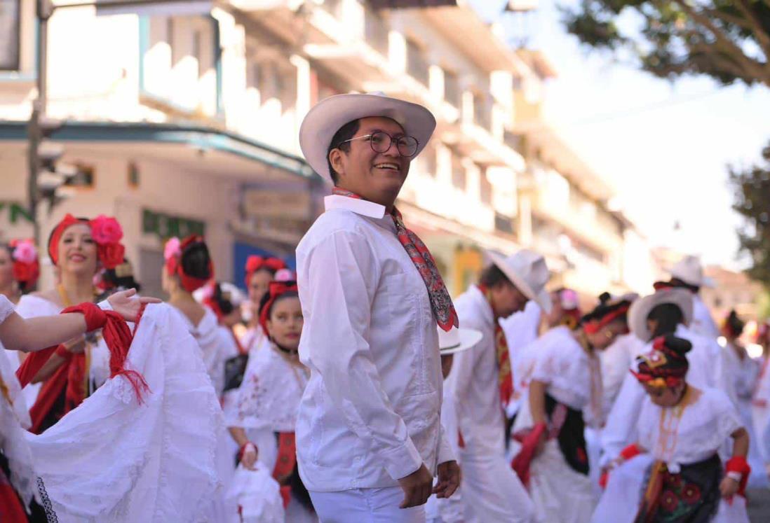 Rocío Nahle aplaude récord del ballet folklórico de la UV con La Bamba