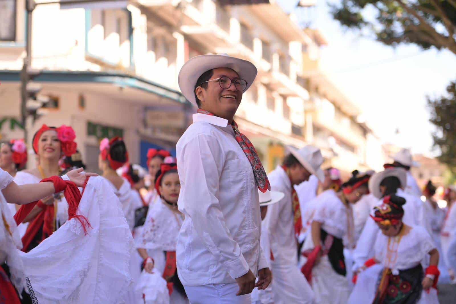 Rocío Nahle aplaude récord del ballet folklórico de la UV con La Bamba