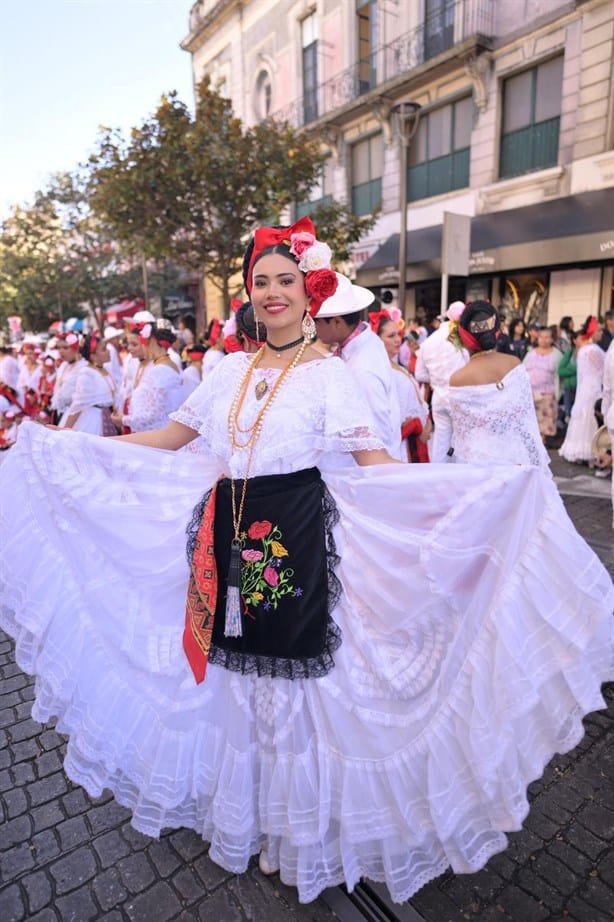 Rocío Nahle aplaude récord del ballet folklórico de la UV con La Bamba