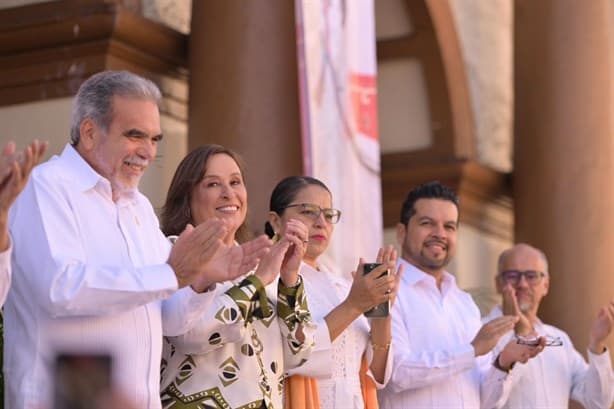 Rocío Nahle aplaude récord del ballet folklórico de la UV con La Bamba