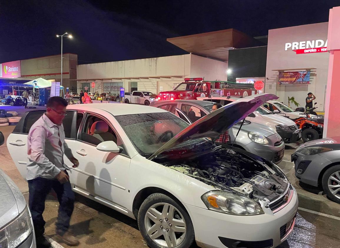 Conato de incendio de vehículo moviliza autoridades en plaza de Acayucan