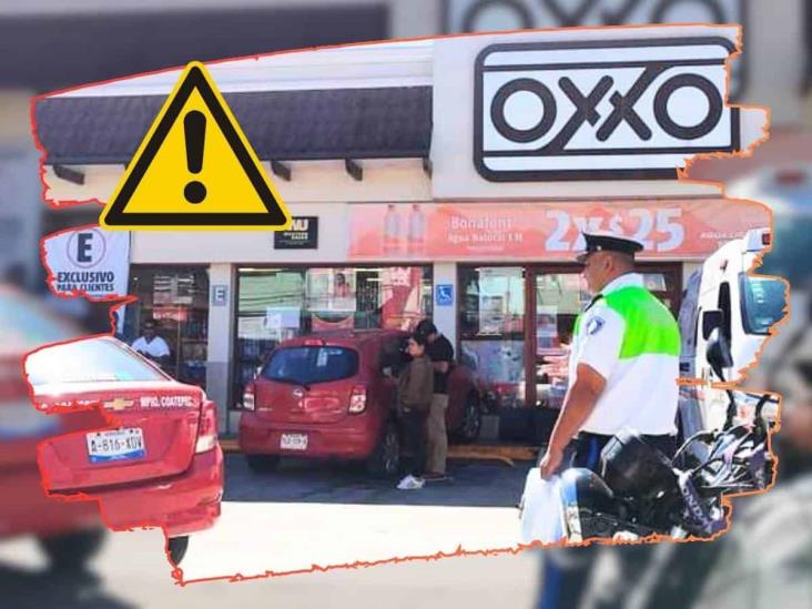 Conductora choca y se estrella con la fachada de un Oxxo en Coatepec