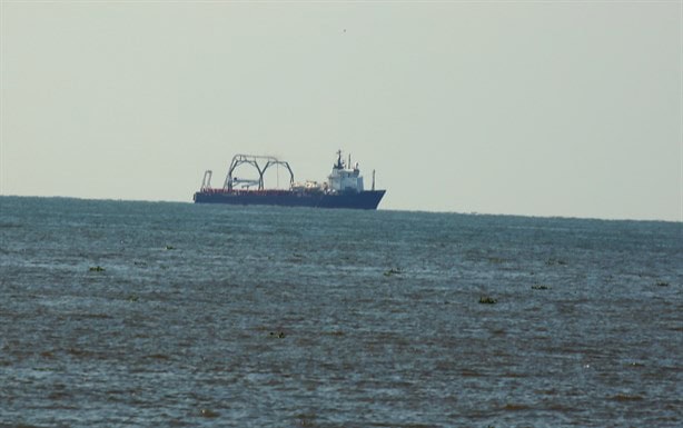 En costa de Coatzacoalcos, barco de Marruecos hace maniobras por excedente de carga