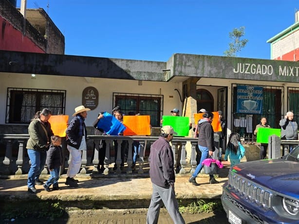 Pobladores exigen salida de jueza por rezago judicial en Zongolica