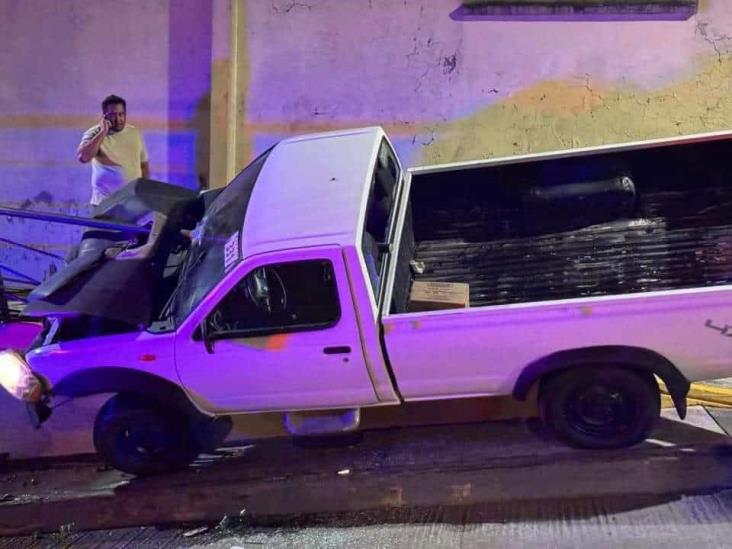 Conductor se accidenta y abandona a su compañera en Orizaba