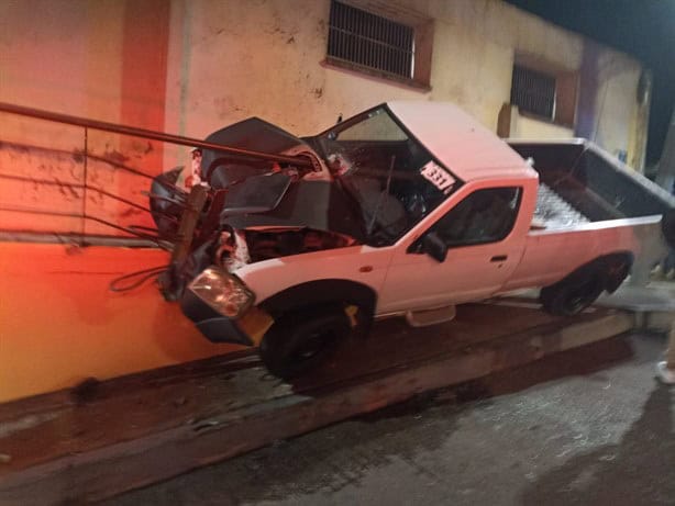 Conductor se accidenta y abandona a su compañera en Orizaba