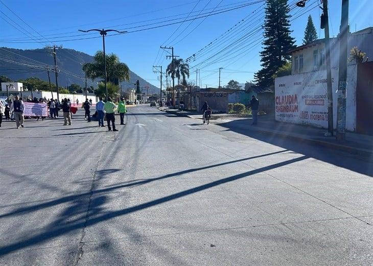 Padres de familia bloquean calle en Río Blanco, ¡sus hijos llevan meses sin maestro!