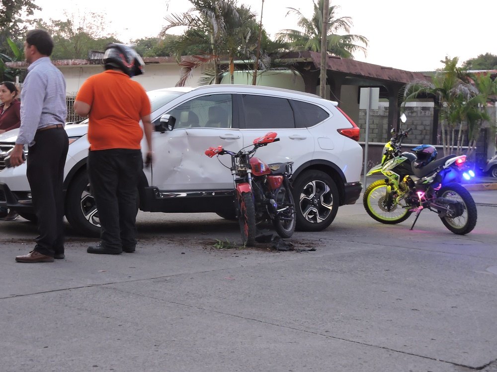 Accidente en Tierra Blanca deja estudiante lesionado y daños materiales