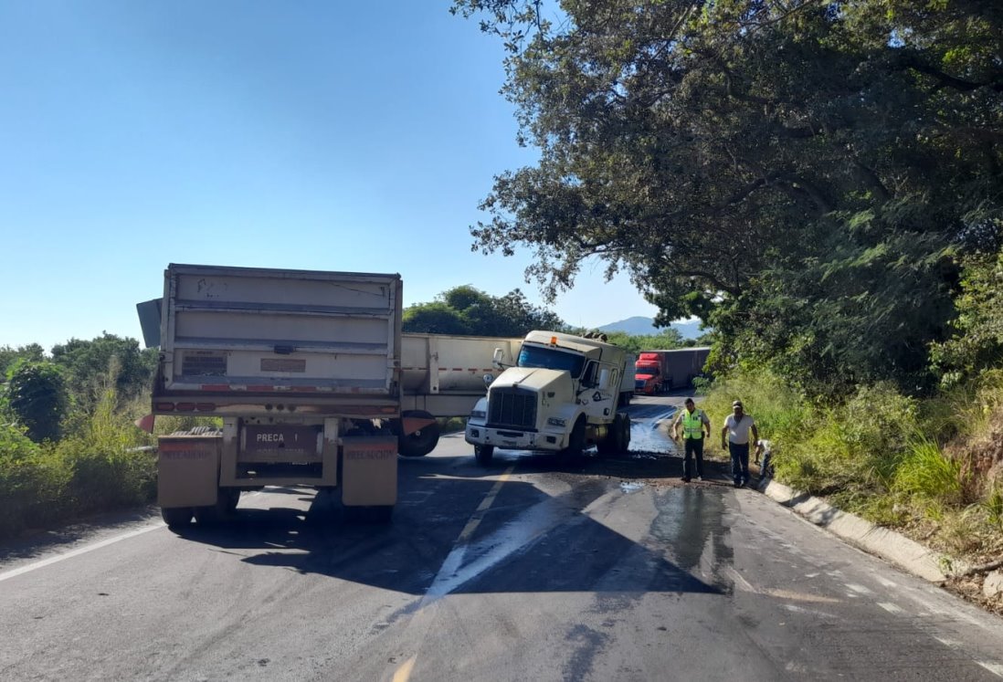 Tolva bloquea carretera Nautla-Cardel tras maniobra fallida; caos vial durante horas