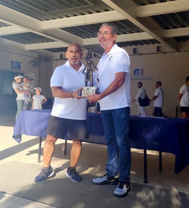 Entrega premios en el Festival Deportivo