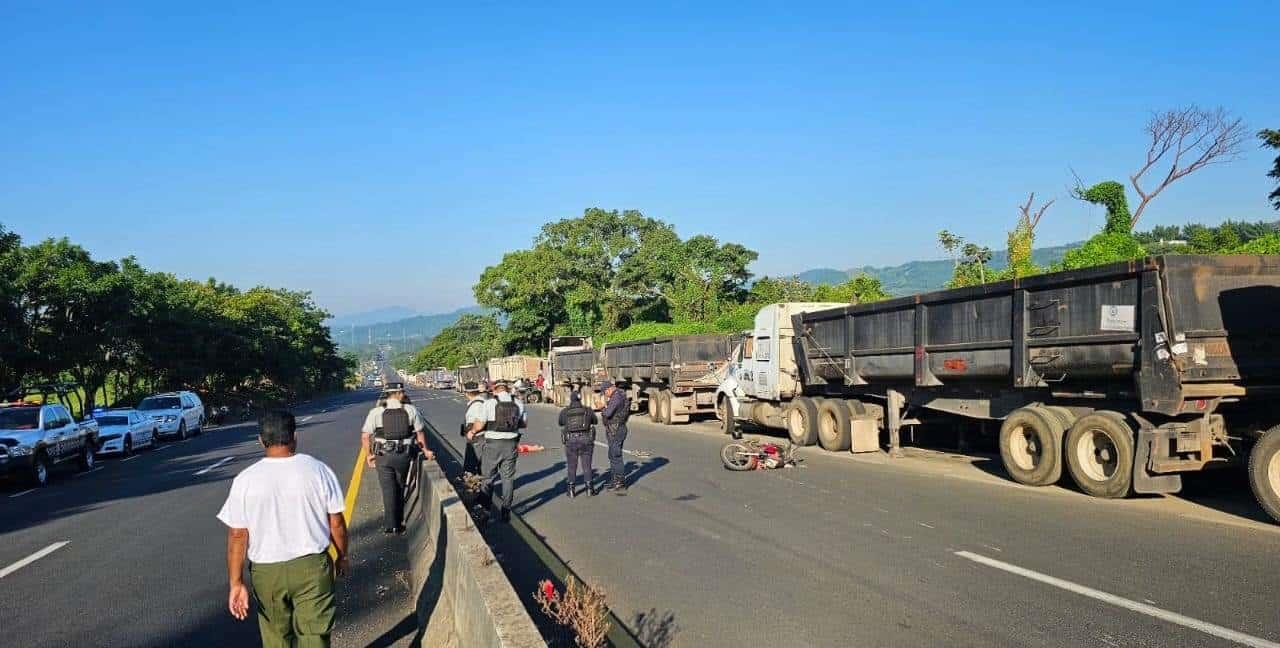 Mujer pierde la vida en Catemaco luego de que una camioneta chocara la moto en la que viajaba