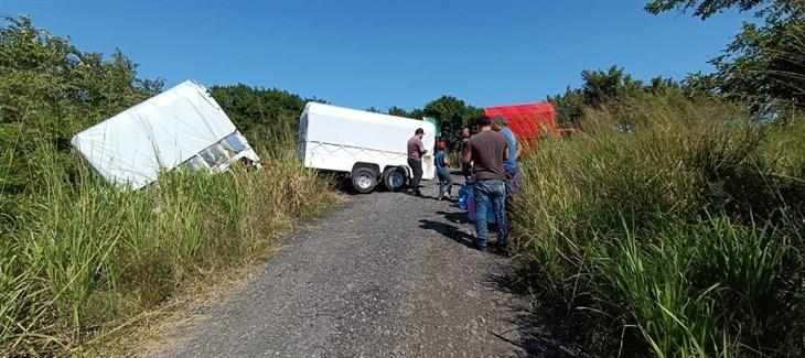 Se registra volcadura de remolque en Vega de Alatorre