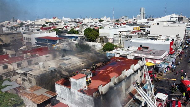 Se incendia edificio en la zona de mercados de Veracruz | VIDEO