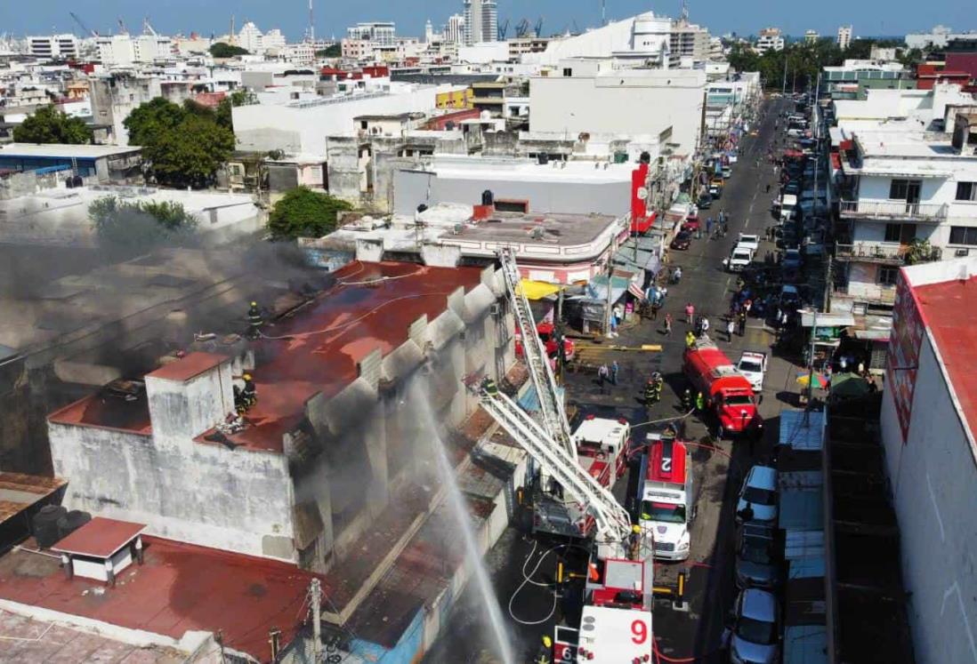 Se incendia edificio en la zona de mercados de Veracruz | VIDEO