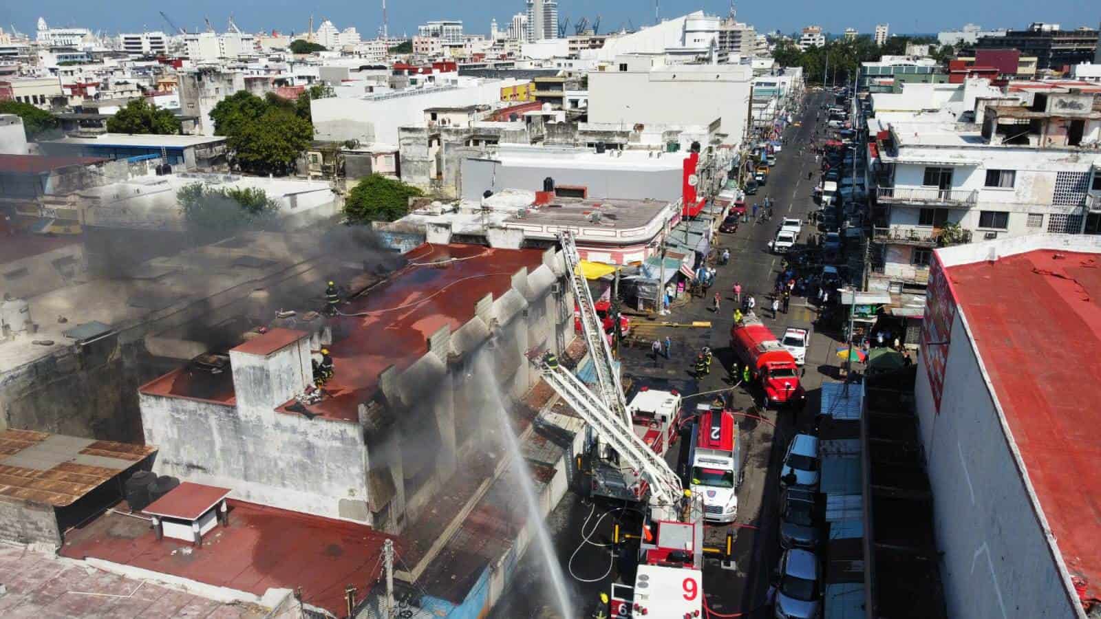 Se incendia edificio en la zona de mercados de Veracruz | VIDEO