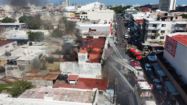 Se incendia edificio en la zona de mercados de Veracruz | VIDEO