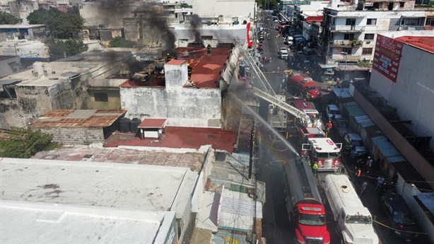 Se incendia edificio en la zona de mercados de Veracruz | VIDEO