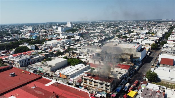 Se incendia edificio en la zona de mercados de Veracruz | VIDEO