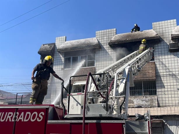 Se incendia edificio en la zona de mercados de Veracruz | VIDEO