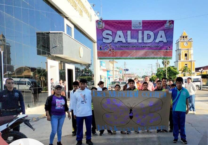 Con caminata y conferencias, concientizan en Texistepec sobre la violencia contra la mujer 