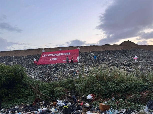 Greenpeace se pronuncia contra contaminación plástica en comunidad de Veracruz