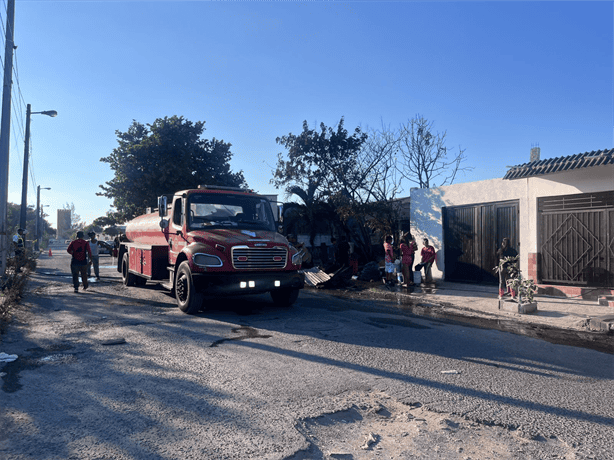 Fuego arrasa con viviendas en Geovillas Los Pinos de Veracruz; vecinos intentan sofocarlo