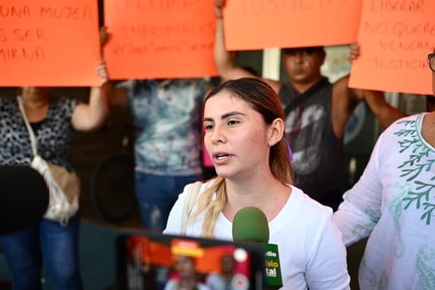 Se manifiestan familiares de mujer que denuncia presunta violencia de su expareja, un notario de Cosamaloapan | VIDEO