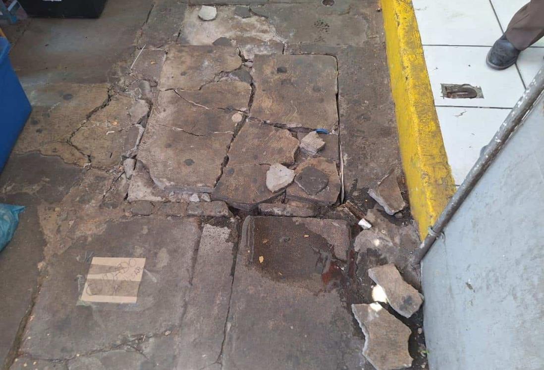 Alertan por tapa de registro rota en el centro de Veracruz