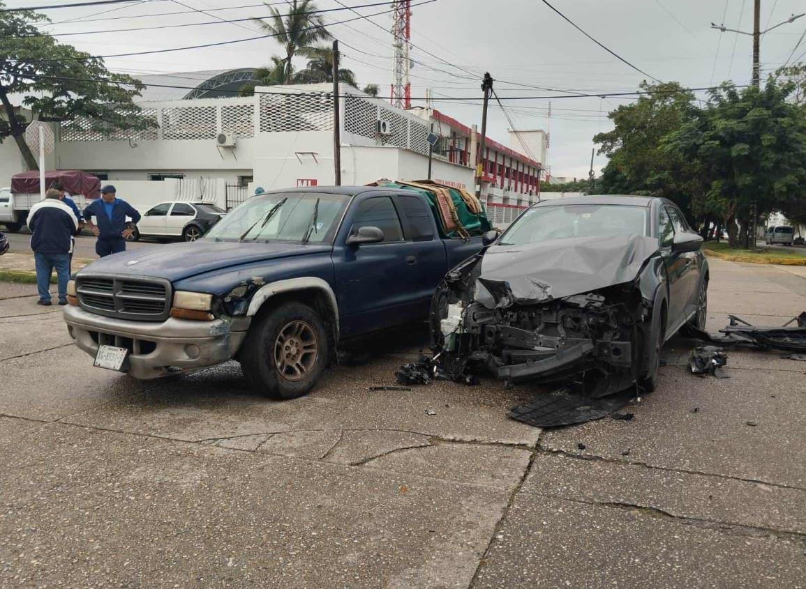 Aparatoso choque entre dos camionetas, dejó cuantiosos daños materiales