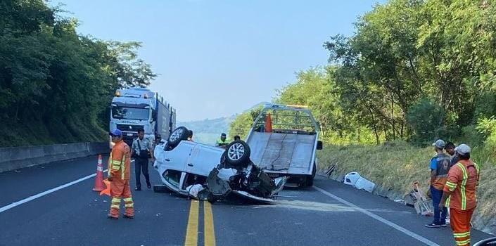 Aparatosa volcadura en carretera de Tihuatlán, en Veracruz