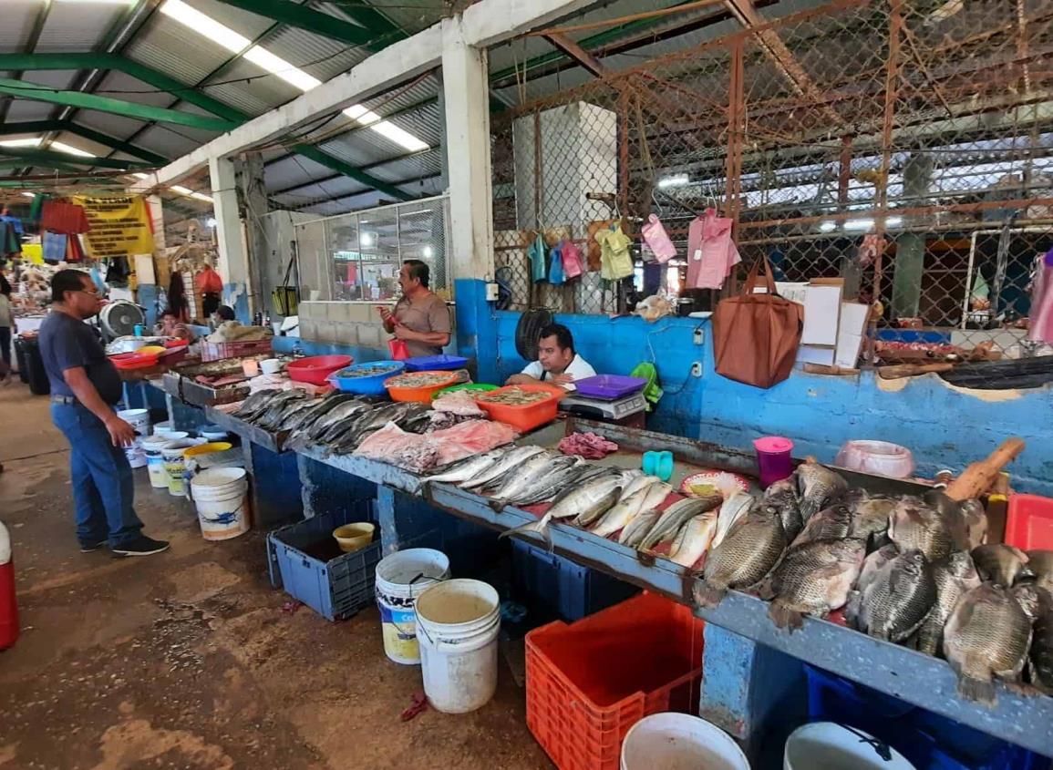 En crisis comerciantes de mariscos en Agua Dulce: ventas caen 50% pese a baja de precios