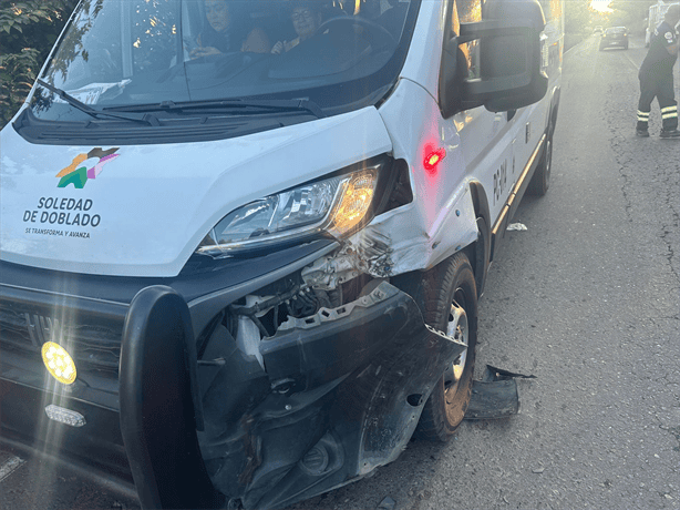 Camión de volteo impacta ambulancia tras perder llanta en carretera de Veracruz