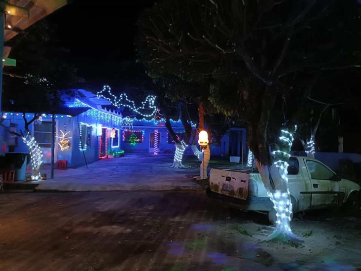 Destacan arreglos navideños en viviendas de Villa Cuichapa