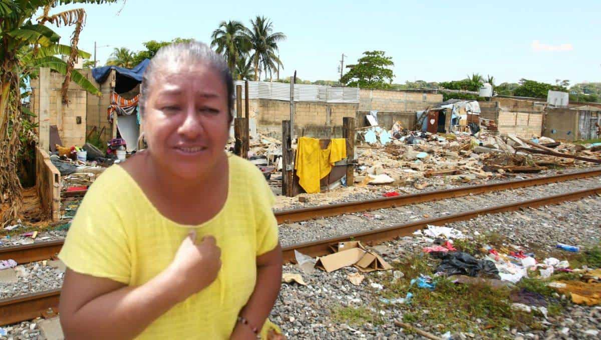 Con lágrimas se despide de su casa cerca de las vías, aquí di mi vida...duele decir adiós | VIDEO