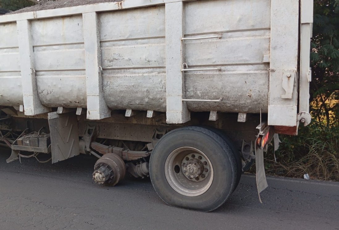 Camión de volteo impacta ambulancia tras perder llanta en carretera de Veracruz