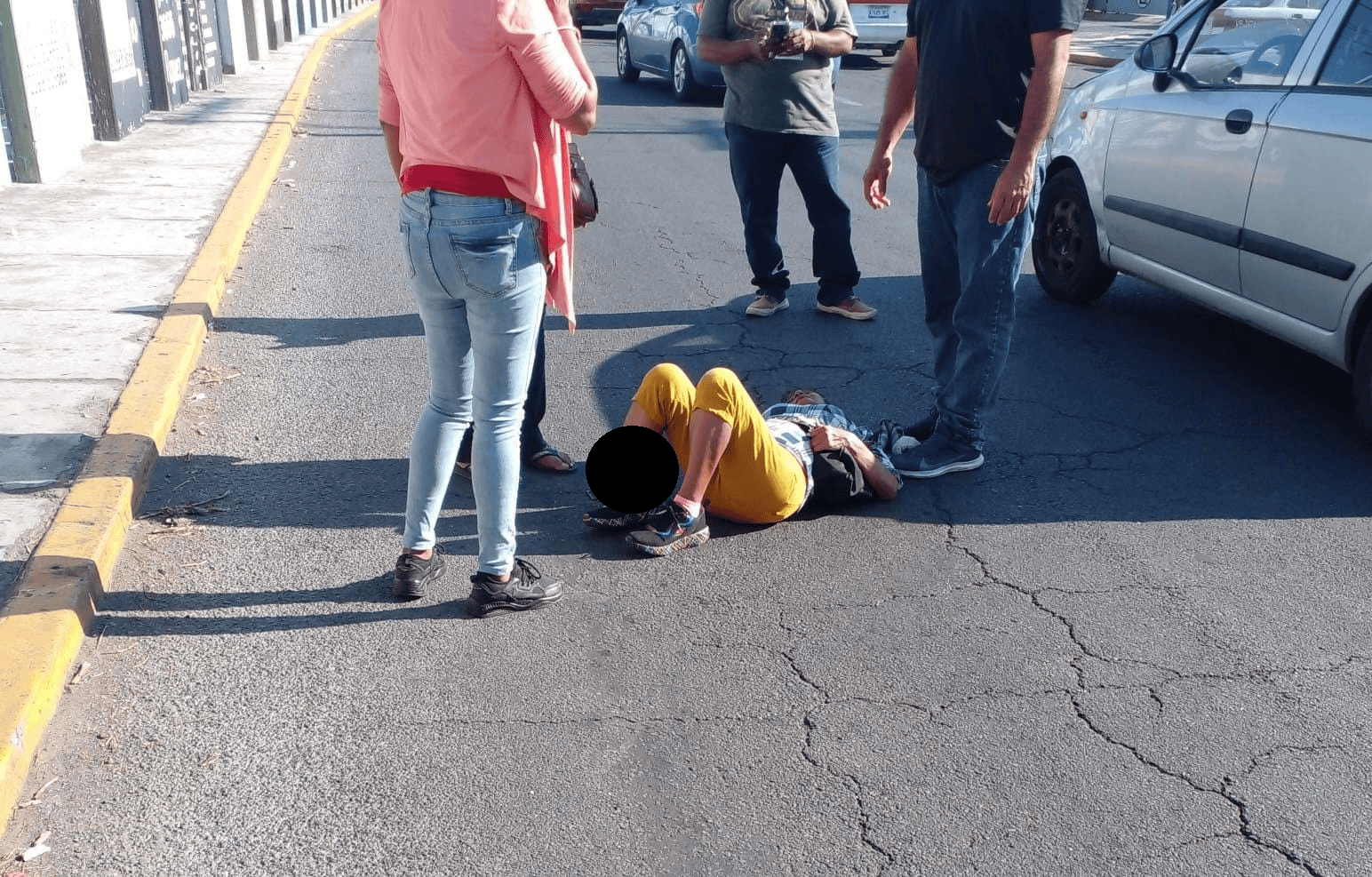 Atropellan a mujer de 71 años en frente a IMSS Cuauhtémoc; conductor de moto huye