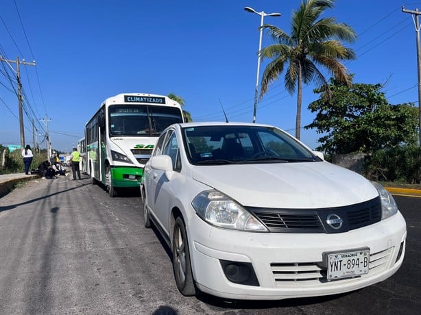 Camión urbano pierde el control y choca contra otro en carretera Veracruz – Xalapa; hay 8 lesionados | VIDEO