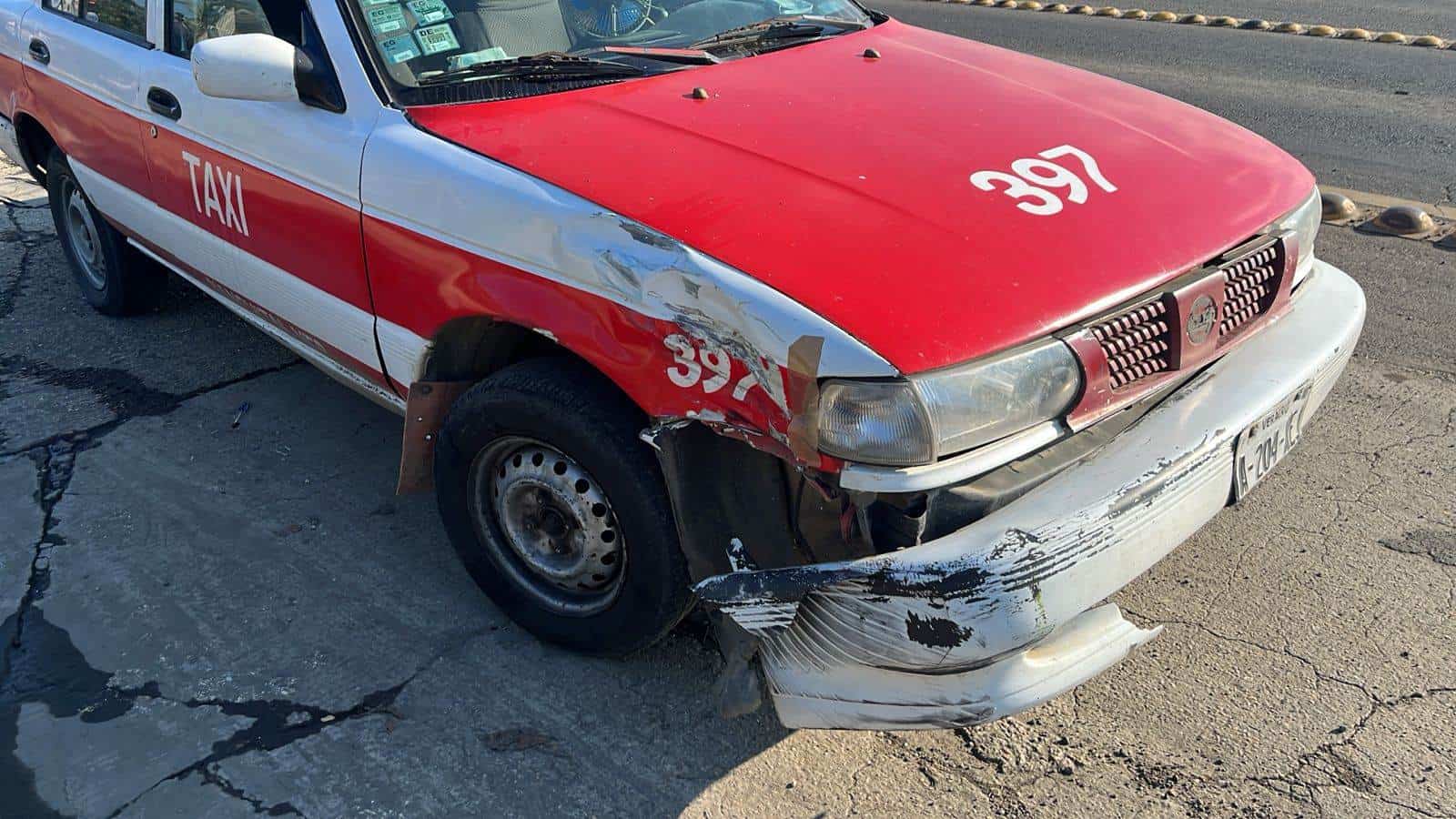 Taxista impactó a motociclista, al tratar de ganarle el paso