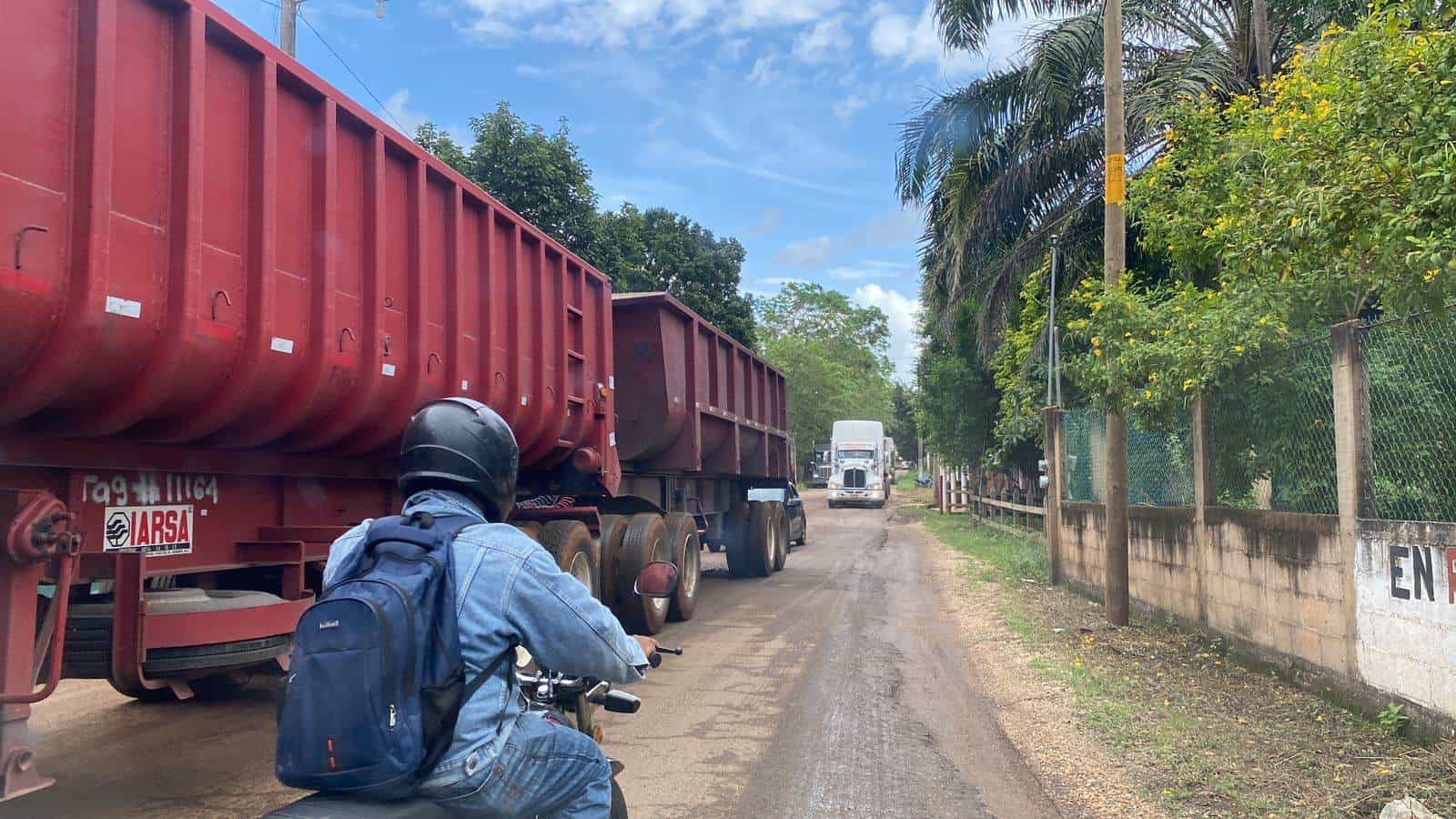 Peligran estudiantes del ITSA por intenso trafico de carga pesada