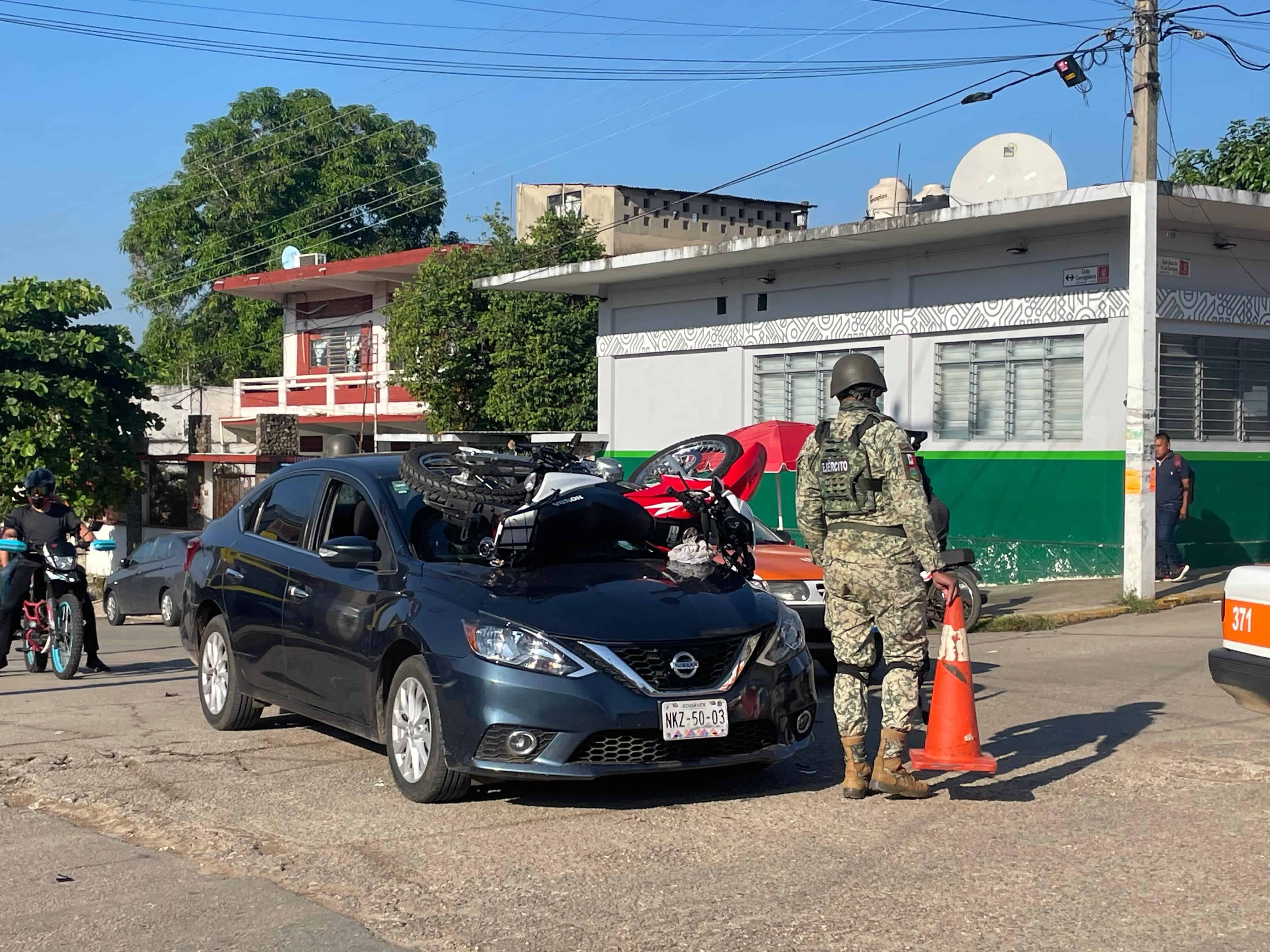 Motociclista impacta contra automóvil en el barrio La Palma en Acayucan 