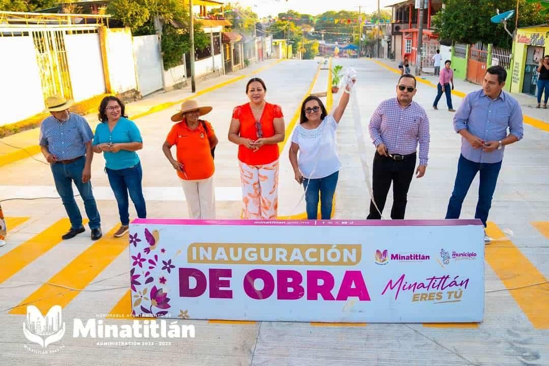 Presidenta municipal de Minatitlán inaugura obra de pavimentación