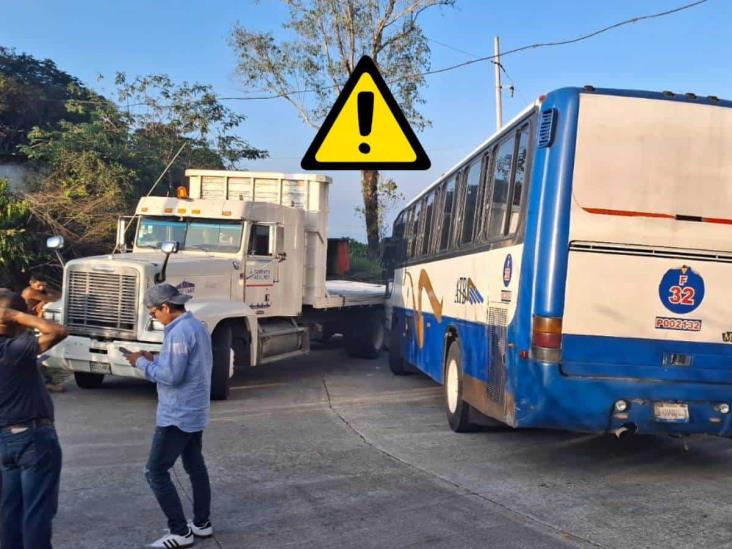 ¡Vaya susto! Chocan autobús y camión en curva de La Z en Yecuatla